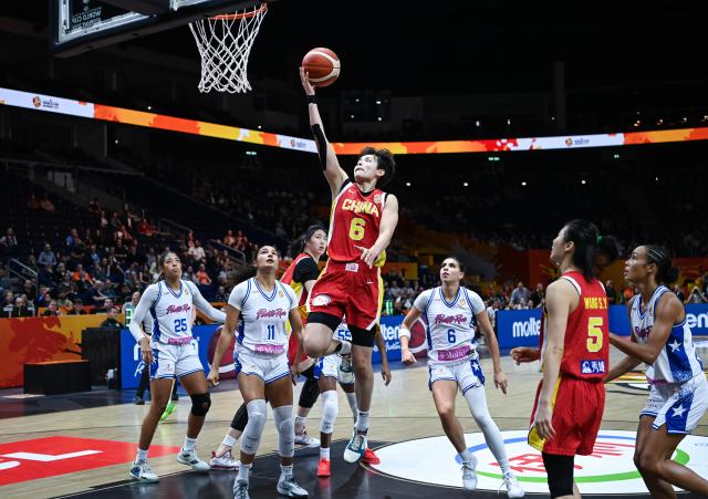 (260910) -- BERLIN, Sept. 10, 2026 (Xinhua) -- Yang Shuyu (C) of China goes for a layup during the qualification to quarter-finals match between China and Puerto Rico at the FIBA Women's Basketball World Cup 2026 in Berlin, Germany, Sept. 9, 2026. (Xinhua/Zhang Haofu)
