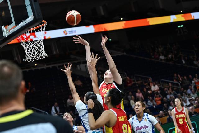 (260910) -- BERLIN, Sept. 10, 2026 (Xinhua) -- Zhang Ziyu (top) of China shoots during the qualification to quarter-finals match between China and Puerto Rico at the FIBA Women's Basketball World Cup 2026 in Berlin, Germany, Sept. 9, 2026. (Xinhua/Zhang Haofu)