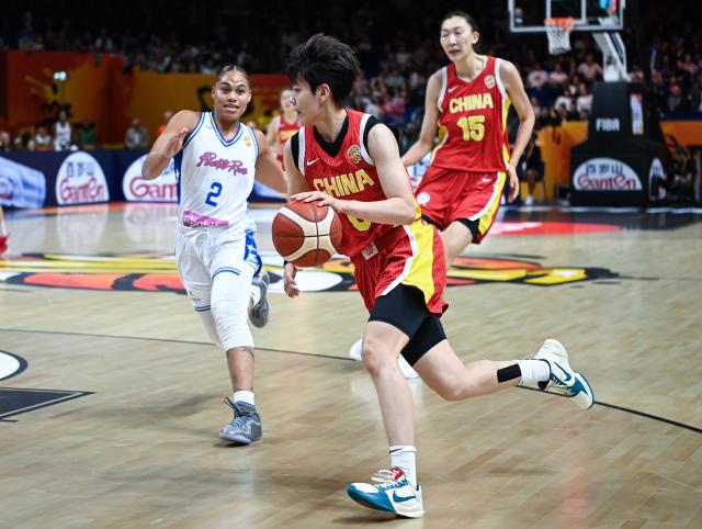 (260910) -- BERLIN, Sept. 10, 2026 (Xinhua) -- Yang Shuyu (C) of China breaks through during the qualification to quarter-finals match between China and Puerto Rico at the FIBA Women's Basketball World Cup 2026 in Berlin, Germany, Sept. 9, 2026. (Xinhua/Zhang Haofu)