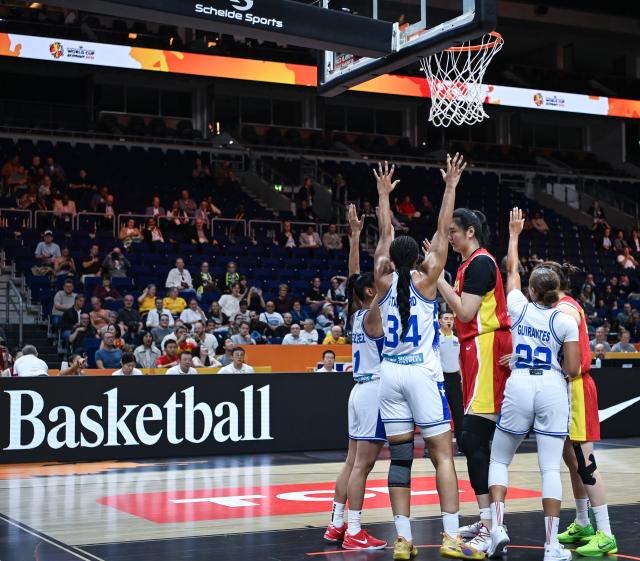 (260910) -- BERLIN, Sept. 10, 2026 (Xinhua) -- Imani McGee-Stafford (2nd L), Tayra Melendez (1st L) and Arella Guirantes (2nd R) of Puerto Rico defend Zhang Ziyu (C) of China during the qualification to quarter-finals match between China and Puerto Rico at the FIBA Women's Basketball World Cup 2026 in Berlin, Germany, Sept. 9, 2026. (Xinhua/Zhang Haofu)