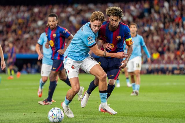 (260910) -- BARCELONA, Sept. 10, 2026 (Xinhua) -- FC Barcelona's Lamine Yamal (R) vies with Feyenoord's Tobias van den Elshout during the UEFA Champions League match between FC Barcelona and Feyenoord in Barcelona, Spain, on Sept. 9, 2026. (Photo by Joan Gosa/Xinhua)