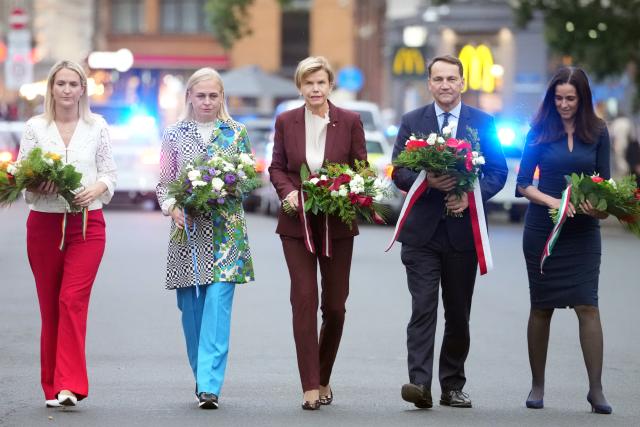 (260910) -- RIGA, Sept. 10, 2026 (Xinhua) -- Irish Minister for Foreign Affairs and Trade Helen McEntee (1st L), Finnish Foreign Minister Elina Valtonen (2nd L), Latvian Foreign Minister Baiba Braze (C), Polish Foreign Minister Radoslaw Sikorski (2nd R) and Hungarian Foreign Minister Anita Orban take part in a wreath-laying ceremony at the Independence Stella monument in Riga, Latvia, Sept. 9, 2026. Latvia hosted a series of European foreign ministers on Wednesday, with NATO's eastern flank security, protection of the European Union's eastern border and continued support for Ukraine high on the agenda, according to the Latvian Foreign Ministry. (Photo by Edijs Palens/Xinhua)