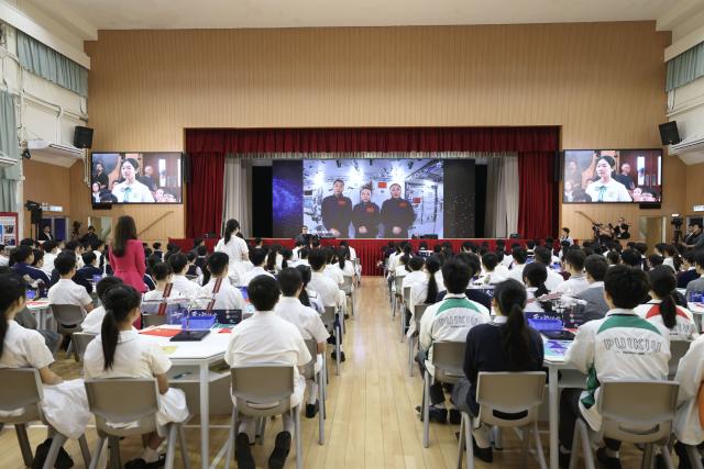 (260910) -- BEIJING, Sept. 10, 2026 (Xinhua) -- Students attend a live space lecture of the "Tiangong Class" Hong Kong and Macao Designated Session in Hong Kong, south China, Sept. 9, 2026. The event was held simultaneously in Hong Kong and Macao on Wednesday morning, as the three Chinese astronauts of the Shenzhou-23 crew currently carrying out a manned space mission at the Tiangong space station delivered a live space lecture for students. (Photo by Lui Sui Wai/Xinhua)