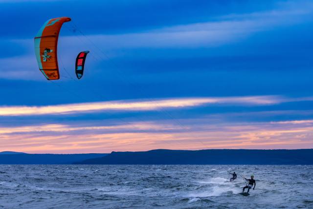 (260910) -- BEIJING, Sept. 10, 2026 (Xinhua) -- Water sports enthusiasts participate in kitesurfing in the Russian Far East city of Vladivostok, Sept. 8, 2026. (Photo by Andrey Matveenko/Xinhua)