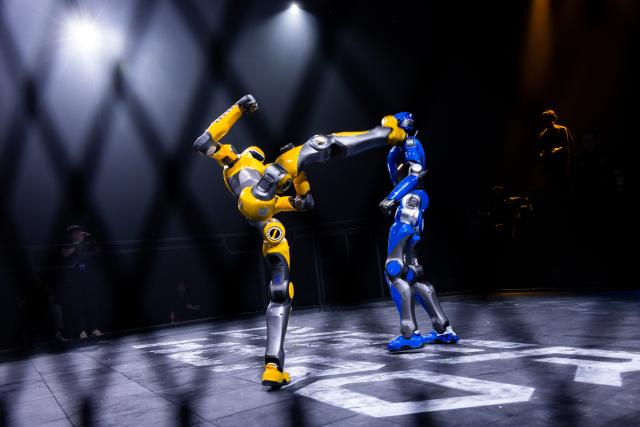 (260910) -- RIYADH, Sept. 10, 2026 (Xinhua) -- A yellow humanoid robot kicks its blue opponent during the CyberHero x Riyadh, a humanoid robot combat event, in Riyadh, Saudi Arabia, Sept. 9, 2026. (Hero Esports/Handout via Xinhua)