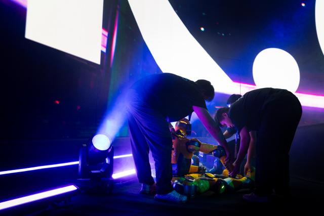 (260910) -- RIYADH, Sept. 10, 2026 (Xinhua) -- Staff members inspect and service humanoid robots between rounds during the CyberHero x Riyadh, a humanoid robot combat event, in Riyadh, Saudi Arabia, Sept. 9, 2026. (Hero Esports/Handout via Xinhua)