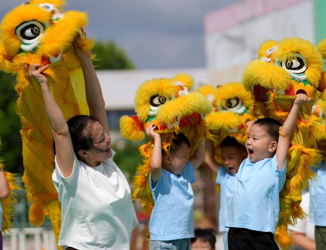 (260910) -- BEIJING, Sept. 10, 2026 (Xinhua) -- Children and their teacher perform a lion dance at a kindergarten in Hai'an City, east China's Jiangsu Province, Sept. 10, 2026. China marked its 42nd Teachers' Day on Thursday with various activities held to express gratitude to teachers across the country. (Photo by Zhou Qiang/Xinhua)