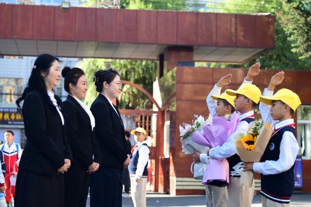 (260910) -- BEIJING, Sept. 10, 2026 (Xinhua) -- Students salute to their teachers at a primary school in Suihua, northeast China's Heilongjiang Province, Sept. 10, 2026. China marked its 42nd Teachers' Day on Thursday with various activities held to express gratitude to teachers across the country. (Photo by Liu Huapeng/Xinhua)
