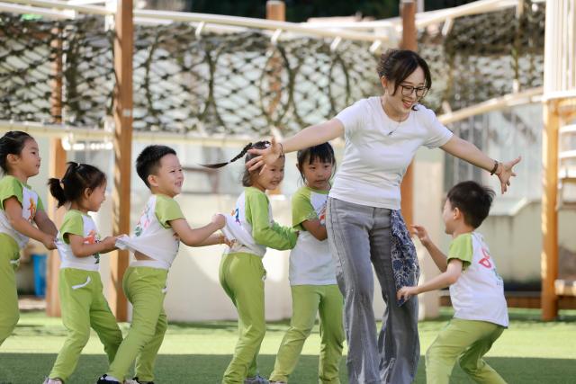 (260910) -- BEIJING, Sept. 10, 2026 (Xinhua) -- Children and their teacher play a game at a kindergarten in Yangzhou, east China's Jiangsu Province, Sept. 10, 2026. China marked its 42nd Teachers' Day on Thursday with various activities held to express gratitude to teachers across the country. (Photo by Meng Delong/Xinhua)