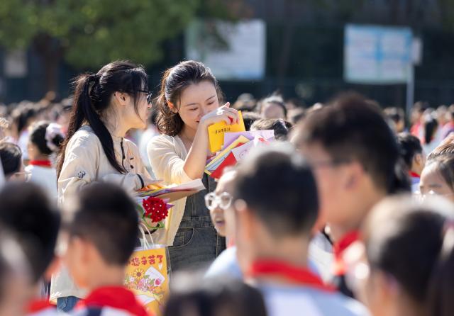 (260910) -- BEIJING, Sept. 10, 2026 (Xinhua) -- Teachers read greeting cards from students at a primary school in Huzhou, east China's Zhejiang Province, Sept. 10, 2026. China marked its 42nd Teachers' Day on Thursday with various activities held to express gratitude to teachers across the country. (Photo by Yi Fan/Xinhua)