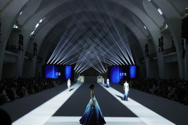 (260910) -- BEIJING, Sept. 10, 2026 (Xinhua) -- Models present creations by LOOLAYY & ZHUZIYU during the closing ceremony of 2026 China Fashion Week in Beijing, capital of China, Sept. 10, 2026. The event closed here on Thursday. (Xinhua/Gao Jing)