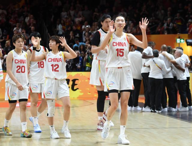 (260910) -- BERLIN, Sept. 10, 2026 (Xinhua) -- Han Xu (1st R, front) and Zhang Ziyu (2nd R, front) of China greet the spectators after the quarterfinal match between China and France at the FIBA Women's Basketball World Cup 2026 in Berlin, Germany, Sept. 10, 2026. (Xinhua/He Canling)