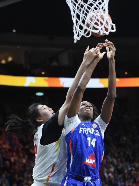 (260910) -- BERLIN, Sept. 10, 2026 (Xinhua) -- Zhang Ziyu (L) of China vies with Dominique Malonga of France during the quarterfinal match between China and France at the FIBA Women's Basketball World Cup 2026 in Berlin, Germany, Sept. 10, 2026. (Xinhua/He Canling)
