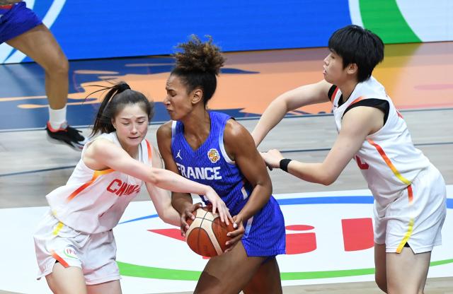 (260910) -- BERLIN, Sept. 10, 2026 (Xinhua) -- Zhang Manman (L) of China vies with Leila Lacan (C) of France during the quarterfinal match at the FIBA Women's Basketball World Cup 2026 in Berlin, Germany, Sept. 10, 2026. (Xinhua/He Canling)