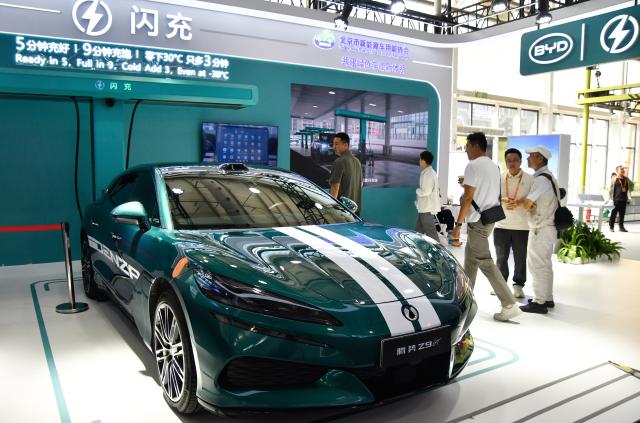 (260910) -- BEIJING, Sept. 10, 2026 (Xinhua) -- Visitors learn about fast-charging battery technology during the 2026 China International Fair for Trade in Services (CIFTIS) at Shougang Park in Beijing, capital of China, Sept. 10, 2026. Themed exhibition halls are showcasing new technologies, emerging business models and innovative applications at the ongoing 2026 CIFTIS, giving visitors a firsthand look at cutting-edge innovations in trade and services. (Xinhua/Li Xin)