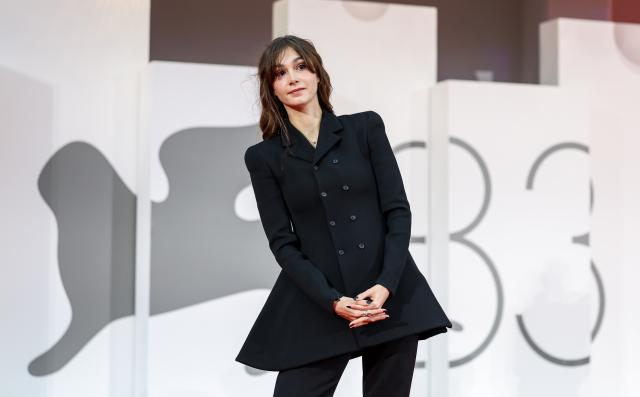 (260910) -- VENICE, Sept. 10, 2026 (Xinhua) -- French actress Clara Pacini of the film "One Minute To Midnight" poses at the red carpet before the premiere of the film during the 83rd Venice International Film Festival in Venice, Italy, Sept. 10, 2026. (Xinhua/Wang Kaiyan)