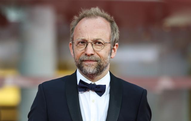 (260910) -- VENICE, Sept. 10, 2026 (Xinhua) -- French director Nicolas Pariser of the film "One Minute To Midnight" poses at the red carpet before the premiere of the film during the 83rd Venice International Film Festival in Venice, Italy, Sept. 10, 2026. (Xinhua/Wang Kaiyan)