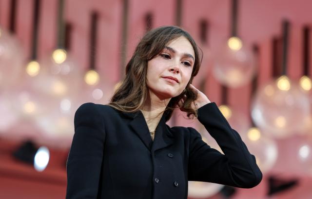 (260910) -- VENICE, Sept. 10, 2026 (Xinhua) -- French actress Clara Pacini of the film "One Minute To Midnight" poses at the red carpet before the premiere of the film during the 83rd Venice International Film Festival in Venice, Italy, Sept. 10, 2026. (Xinhua/Wang Kaiyan)