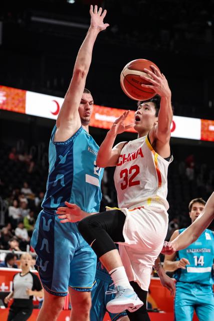 (260911) -- NAGOYA, Sept. 11, 2026 (Xinhua) -- Li Yuezhou (R) of China competes during the men's basketball group C match between China and Kazakhstan at the 20th Asian Games in Nagoya, Japan, Sept. 11, 2026. (Xinhua/Jia Haocheng)