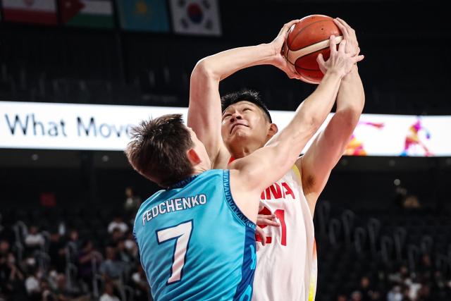 (260911) -- NAGOYA, Sept. 11, 2026 (Xinhua) -- Hu Jinqiu (R) of China competes during the men's basketball group C match between China and Kazakhstan at the 20th Asian Games in Nagoya, Japan, Sept. 11, 2026. (Xinhua/Jia Haocheng)