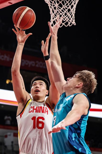 (260911) -- NAGOYA, Sept. 11, 2026 (Xinhua) -- Jiao Boqiao (L) of China competes during the men's basketball group C match between China and Kazakhstan at the 20th Asian Games in Nagoya, Japan, Sept. 11, 2026. (Xinhua/Jia Haocheng)