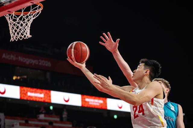 (260911) -- NAGOYA, Sept. 11, 2026 (Xinhua) -- Cui Yongxi (L) of China competes during the men's basketball group C match between China and Kazakhstan at the 20th Asian Games in Nagoya, Japan, Sept. 11, 2026. (Xinhua/Jia Haocheng)