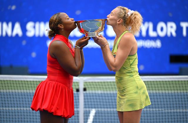 (260912) -- NEW YORK, Sept. 12, 2026 (Xinhua) -- Winner Katerina Siniakova (R)/Taylor Townsend kiss the trophy during the awarding ceremony for the women's doubles final match between Katerina Siniakova (the Czech Republic)/Taylor Townsend(the United States) and Ashlyn Krueger/Robin Montgomery of the United States at the 2026 US Open tennis championships in New York, the United States, Sept. 11, 2026. (Xinhua/Li Rui)