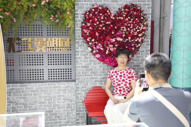(260912) -- BEIJING, Sept. 12, 2026 (Xinhua) -- A visitor poses for photos at the 2026 China International Fair for Trade in Services (CIFTIS) at Shougang Park in Beijing, capital of China, Sept. 12, 2026. The 2026 CIFTIS opens to the general public from Sept. 12 to 13. Visitors with reservation can access the fair free of charge. (Photo by Liang Jiayuan/Xinhua)