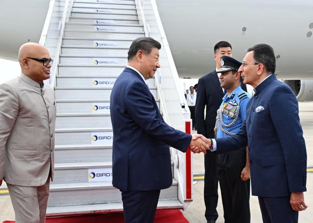 (260912) -- NEW DELHI, Sept. 12, 2026 (Xinhua) -- Chinese President Xi Jinping arrives in New Delhi, India, to attend the 18th BRICS Summit at the invitation of Prime Minister of the Republic of India Narendra Modi, Sept. 12, 2026. Xi was warmly welcomed upon his arrival. (Xinhua/Xie Huanchi)