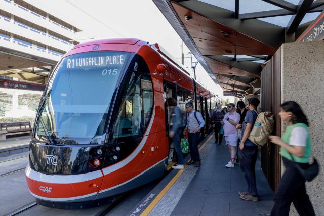(260912) -- CANBERRA, Sept. 12, 2026 (Xinhua) -- People board a light rail train in Canberra, Australia, on Sept. 12, 2026. Australia recorded 710,980 short-term visitor arrivals in July 2026, down 4.3 percent from the same month a year earlier, official data showed on Friday. (Photo by Chu Chen/Xinhua)