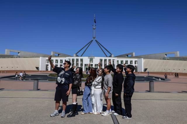 (260912) -- CANBERRA, Sept. 12, 2026 (Xinhua) -- Tourists pose for selfies in front of the Australian Parliament House in Canberra, Australia, on Sept. 12, 2026. Australia recorded 710,980 short-term visitor arrivals in July 2026, down 4.3 percent from the same month a year earlier, official data showed on Friday. (Photo by Chu Chen/Xinhua)
