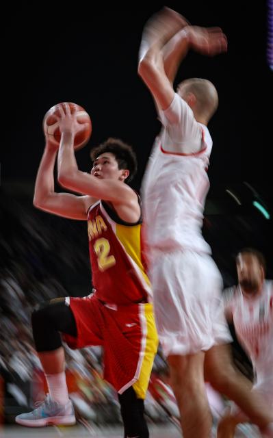 (260912) -- NAGOYA, Sept. 12, 2026 (Xinhua) -- Li Yuezhou (L) of China competes during the group C match between China and Bahrain at 20th Asian Games Aichi-Nagoya 2026 in Nagoya, Japan, Sept. 12, 2026. (Xinhua/Jia Haocheng)