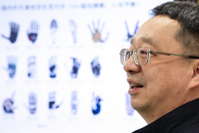 (260912) -- CHANGCHUN, Sept. 12, 2026 (Xinhua) -- Professor Ren Lei introduces key technical issues to team members at their laboratory in Jilin University in Changchun, northeast China's Jilin Province, Sept. 7, 2026.
  Currently, the bionic embodied intelligent robot team at Jilin University is conducting frontier research on bionic robots. Bringing together researchers from bionics, mechanics, materials, artificial intelligence, computer science, and information engineering, the team has carried out extensive biomechanical testing and modeling analysis, and pioneered the theory and technology of bionic tension-compression body robots internationally. It has developed bionic tension-compression dexterous hands, robotic arms, and complete robot systems.
   "Drawing wisdom from the human body, we are using bionic tension-compression body technology to rebuild the industrial backbone of China's robotics industry, in hopes of truly equipping our robots with human-like dexterity and intelligence," said Ren Lei, academic leader of bionic robotics at Jilin University. (Xinhua/Xu Chang)