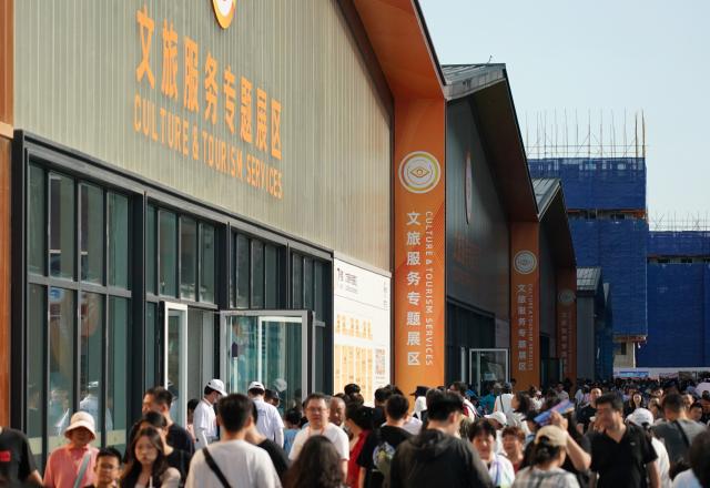 (260912) -- BEIJING, Sept. 12, 2026 (Xinhua) -- Visitors tour the 2026 China International Fair for Trade in Services (CIFTIS) at Shougang Park in Beijing, capital of China, Sept. 12, 2026. The 2026 CIFTIS is open to the general public from Sept. 12 to 13. Visitors with reservation can access the fair free of charge. (Xinhua/Zhang Chenlin)