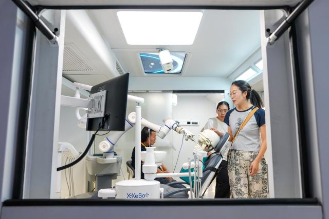 (260912) -- BEIJING, Sept. 12, 2026 (Xinhua) -- Visitors learn about a smart dental service system at the 2026 China International Fair for Trade in Services (CIFTIS) at Shougang Park in Beijing, capital of China, Sept. 12, 2026. The 2026 CIFTIS is open to the general public from Sept. 12 to 13. Visitors with reservation can access the fair free of charge. (Xinhua/Ju Huanzong)
