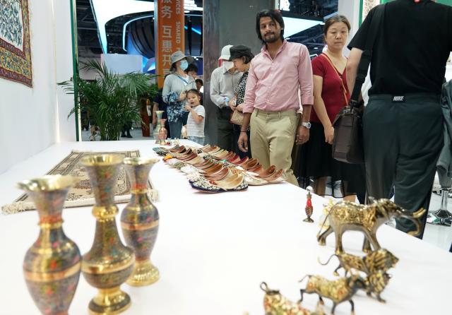 (260912) -- BEIJING, Sept. 12, 2026 (Xinhua) -- Visitors tour the Pakistan exhibition zone at the 2026 China International Fair for Trade in Services (CIFTIS) at Shougang Park in Beijing, capital of China, Sept. 12, 2026. The 2026 CIFTIS is open to the general public from Sept. 12 to 13. Visitors with reservation can access the fair free of charge. (Xinhua/Zhang Chenlin)