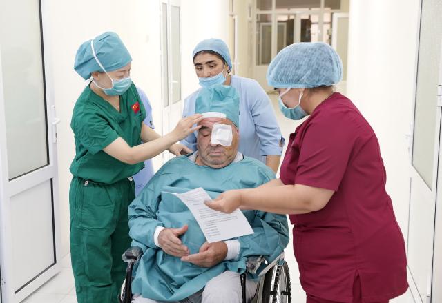 (260912) -- SAMARKAND, Sept. 12, 2026 (Xinhua) -- Medical staff from China and Uzbekistan take care of a patient after his cataract operation at the Samarkand Branch of the Republican Specialized Scientific and Practical Medical Center of Eye Microsurgery in Samarkand, Uzbekistan, Sept. 10, 2026. TO GO WITH "Feature: Chinese medical team brings hope of restored sight in Uzbekistan" (Xinhua/Zafar Khalilov)