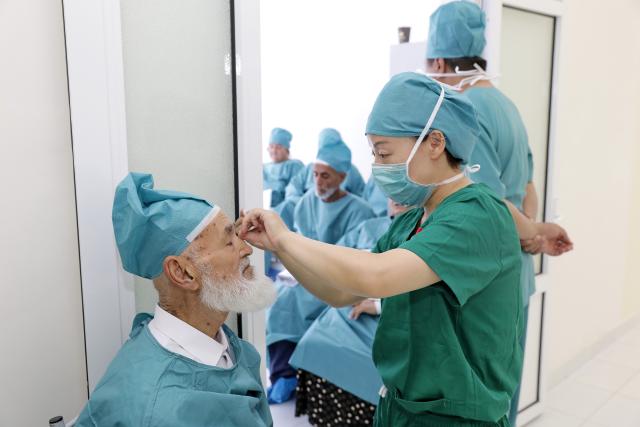 (260912) -- SAMARKAND, Sept. 12, 2026 (Xinhua) -- A member of a Chinese medical team prepares a patient for his eye surgery at the Samarkand Branch of the Republican Specialized Scientific and Practical Medical Center of Eye Microsurgery in Samarkand, Uzbekistan, Sept. 10, 2026. TO GO WITH "Feature: Chinese medical team brings hope of restored sight in Uzbekistan" (Xinhua/Zafar Khalilov)