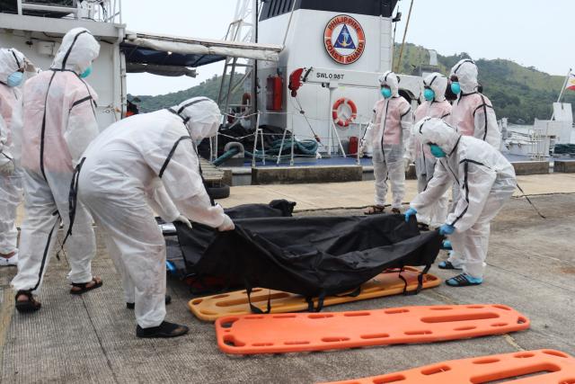(260912) -- PALAWAN, Sept. 12, 2026 (Xinhua) -- Rescuers carry the remains of victims retrieved from a charred vessel in Palawan Province, the Philippines, on Sept. 12, 2026. The death toll from the vessel fire on Wednesday off the waters of the tourist hotspot Palawan Province of the Philippines rose to 76, with 13 still missing, said the Philippine Coast Guard (PCG) on Saturday. (The Philippine Coast Guard/Handout via Xinhua)