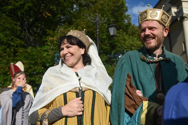 (260912) -- WARSAW, Sept. 12, 2026 (Xinhua) -- People dressed as historical figure take part in the sixth Procession of History, in Warsaw, Poland, Sept. 12, 2026. The event promotes history education through a historical procession, performances and interactive activities. (Photo by Aleksy Witwicki/Xinhua)