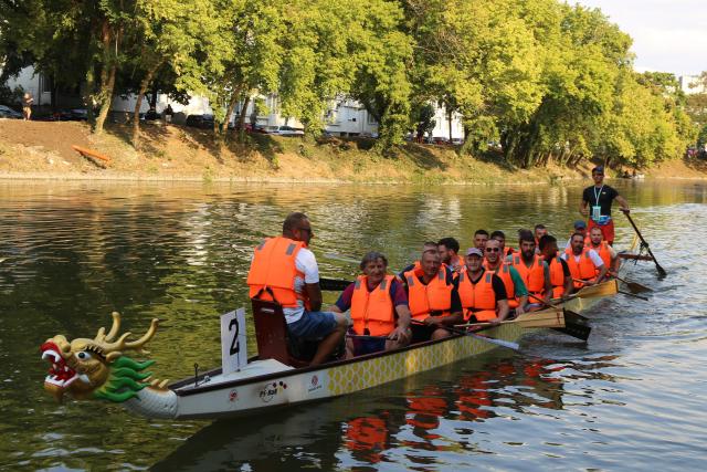(260912) -- YAMBOL, Sept. 12, 2026 (Xinhua) -- People experience dragon boat paddling at the Dragon Boat Festival in Yambol, Bulgaria, Sept. 12, 2026. The Fourth Dragon Boat Festival kicked off Saturday in Yambol, the administrative center of the Yambol Province in southeast Bulgaria, featuring dragon boat demonstrations and diverse cultural showcases.
The two-day event also offers music and dance performances, martial arts demonstrations, a variety of artwork, and delectable Chinese and Bulgarian cuisines. (Xinhua/Zhou Hailun)