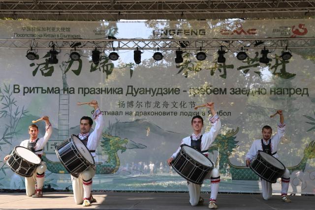 (260912) -- YAMBOL, Sept. 12, 2026 (Xinhua) -- Performers play the drums at the Dragon Boat Festival in Yambol, Bulgaria, Sept. 12, 2026. The Fourth Dragon Boat Festival kicked off Saturday in Yambol, the administrative center of the Yambol Province in southeast Bulgaria, featuring dragon boat demonstrations and diverse cultural showcases.
The two-day event also offers music and dance performances, martial arts demonstrations, a variety of artwork, and delectable Chinese and Bulgarian cuisines. (Xinhua/Zhou Hailun)