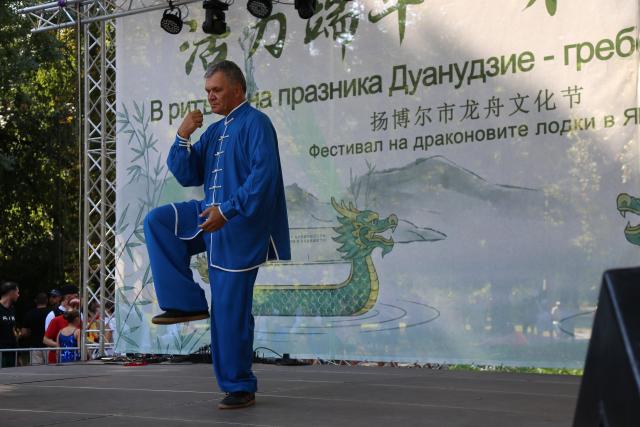 (260912) -- YAMBOL, Sept. 12, 2026 (Xinhua) -- A Chinese martial arts enthusiast performs at the Dragon Boat Festival in Yambol, Bulgaria, Sept. 12, 2026. The Fourth Dragon Boat Festival kicked off Saturday in Yambol, the administrative center of the Yambol Province in southeast Bulgaria, featuring dragon boat demonstrations and diverse cultural showcases.
The two-day event also offers music and dance performances, martial arts demonstrations, a variety of artwork, and delectable Chinese and Bulgarian cuisines. (Xinhua/Zhou Hailun)