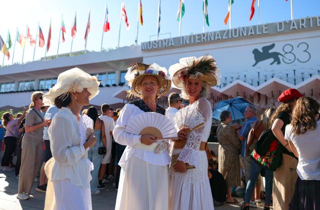 (260912) -- VENICE, Sept. 12, 2026 (Xinhua) -- Spectators wait for the red carpet of the 83rd Venice International Film Festival closing ceremony in Venice, Italy, Sept. 12, 2026. (Xinhua/Wang Kaiyan)