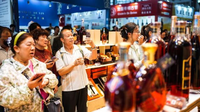 (260913) -- GUIYANG, Sept. 13, 2026 (Xinhua) -- People visit the 15th China (Guizhou) International Alcoholic Beverages Expo in Guiyang, southwest China's Guizhou Province, Sept. 12, 2026. Kicking off on Friday, the three-day event attracts 1,117 alcoholic beverage enterprises from 29 countries and regions. (Xinhua/Tao Liang)