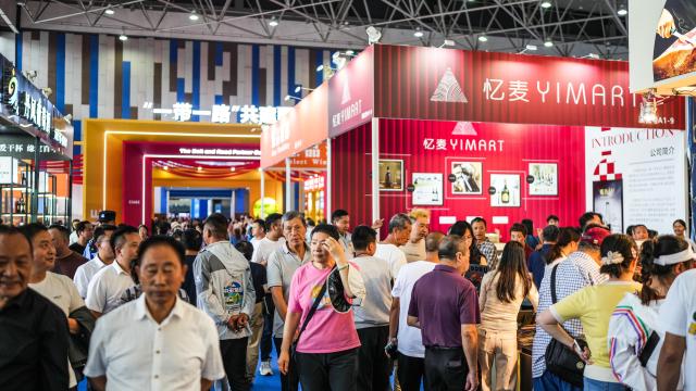 (260913) -- GUIYANG, Sept. 13, 2026 (Xinhua) -- People visit the 15th China (Guizhou) International Alcoholic Beverages Expo in Guiyang, southwest China's Guizhou Province, Sept. 12, 2026. Kicking off on Friday, the three-day event attracts 1,117 alcoholic beverage enterprises from 29 countries and regions. (Xinhua/Tao Liang)