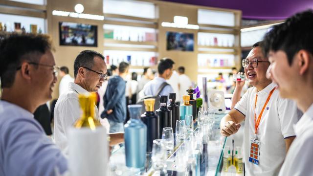 (260913) -- GUIYANG, Sept. 13, 2026 (Xinhua) -- Exhibitors introduce alcoholic beverage products to visitors during the 15th China (Guizhou) International Alcoholic Beverages Expo in Guiyang, southwest China's Guizhou Province, Sept. 12, 2026. Kicking off on Friday, the three-day event attracts 1,117 alcoholic beverage enterprises from 29 countries and regions. (Xinhua/Tao Liang)