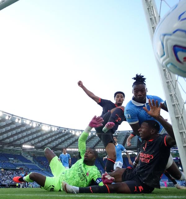 (260913) -- ROME, Sept. 13, 2026 (Xinhua) -- Lazio's Tijjani Noslin (1st R) scores during a Serie A football match between Lazio and AC Milan in Rome, Italy, Sept. 12, 2026. (Photo by Alberto Lingria/Xinhua)