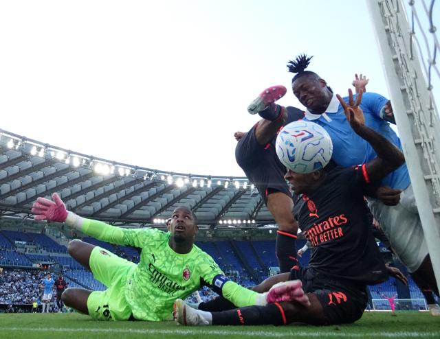 (260913) -- ROME, Sept. 13, 2026 (Xinhua) -- Lazio's Tijjani Noslin (1st R) scores during a Serie A football match between Lazio and AC Milan in Rome, Italy, Sept. 12, 2026. (Photo by Alberto Lingria/Xinhua)