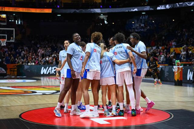 (260913) -- BERLIN, Sept. 13, 2026 (Xinhua) -- Players of France gather bofore the semifinal match between France and Germany at the FIBA Women's Basketball World Cup 2026 in Berlin, Germany, Sept. 12, 2026. (Xinhua/Zhang Haofu)
